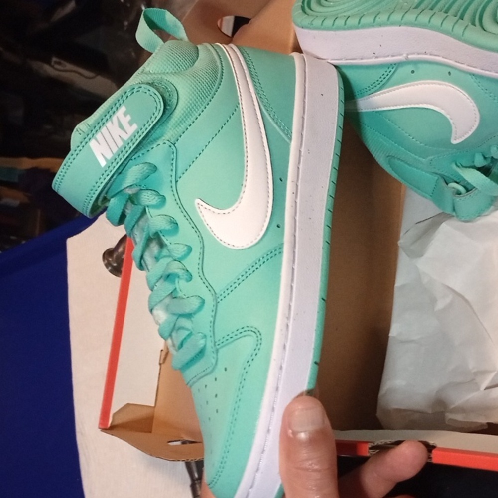 Nike Court Borough Mid 2, NWT, Emerald Green/White Sz.Y 5.5, W. 7.5, M. 6